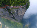 От това лято туристите в Китай могат да се разхождат по пешеходна стъклена пътека в планината Тианмен, която се намира на над 1400 метра височина. Пътеката е направена на отвесни скали, а отдолу се вижда страшна бездна. Стъклената пътека е дълга 60 метра и е широка едва метър.