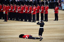 Гвардеец от британската армия е припаднал по време на честванията за рождения ден на кралица Елизабет II.