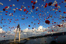 Червени и бели балони полетяха при откриването на третия мост над Босфора, кръстен на султан Селим I Явуз.