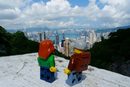 Човечето е било вече на четири континента и в десетки държави, в планини и морета, градове и пустош. Няма точен план докога ще пътува, но знае, че го чакат още много места и преживявания преди да се върне у дома.<br /><br /><em>На снимката: Лего човечето с приятелката си над Хонконг</em>