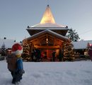 Към средата на пътя Том и Кат решават да се разделят, но пътуването и приключенията продължават за всеки по отделно.<br /><br /><em>На снимката: Селото на Дядо Коледа в Рованиеми, Финландия</em>