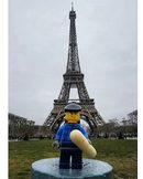 <em>"Пред Айфеловата кула в Париж, опитвам местните изкушения", пише лего човечето в страницата си.</em>