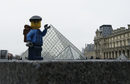 <em>Пред Лувъра в Париж</em>