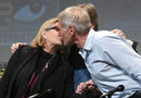 На снимката: Фишър и Харисън Форд се целуват пред погледа на Марк Хамил по време на среща с фенове на фестивала Comic-Con през 2015 г.