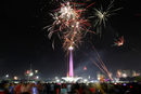 Фойерверки експлодират около Националния паметник по време на новогодишните тържества в Джакарта, Индонезия