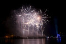 Хора празнуват стогодишнината година на финландската независимост, която започва в навечерието на Новата година в Хелзинки, Финландия