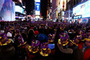 Празнуващи на Таймс Скуеър в Новогодишната нощ в Ню Йорк