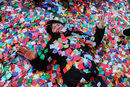 Човек се забавлява покрит с конфети в Новогодишната нощ на Таймс Скуеър в Ню Йорк