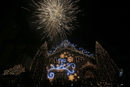 Фойерверки осветяват небето над украсен къща, в навечерието на новата година, в Белград, Сърбия