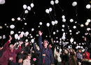 Хора пускат балони във въздуха на Нова година в Хотел Токио в Япония