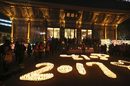 Будисти палят свещи по време на новогодишните тържества в будистки храм в Сеул, Южна Корея