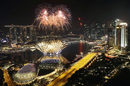 Фойерверки се взривят над финансовия район на Сингапур в полунощ, за да отбележат новогодишната нощ
