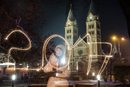 Млада жена изиписва "2017" с помощта на бенгалски огън по време на тържествата за Нова година в Нирегяхаза, източно от Будапеща, Унгари