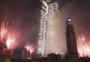 Фойерверки се взривят над Бурж Халифа, най-високата сграда в света, в Новогодишната нощ в Дубай, Обединени арабски емирства