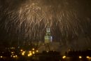 Фойерверки се взривят над Кремъл по време на новогодишните тържества в Москва, Русия