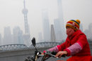 Вече трета зима Китай се бори с opasnoto замърсяване на въздуха в големите градове, но мерките досега не дават желаните резултати.