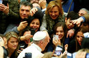 Папа Франциск пристига в залата "Павел VI" във Ватикана.