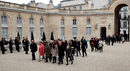 Френското правителство се събира в Елисейския дворец, за да присъства на първото заседание на кабинета за годината в Париж, Франция.