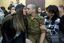 Израелски военен съд осъди войник за убийство на палестински нападател.<br /><br />Присъдата идва на фона на 9-месечна сага, която дълбоко раздели еврейската държава. Военни представители критикуват неправомерните действия на сержант Елор Азария (на снимката), докато голяма част от израелската общественост, както и членове на правителствената коалиция стоят зад него.