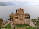 О, чудо! Дъждът спира, а пред нас е средновековната църква "Свети Йоан Канео", зад която се е разпростряло Охридското езеро до потъналите в облаци върхове.