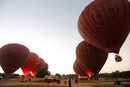 Балони с горещ въздух се издигат край Баган, Миянмар.