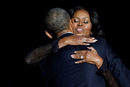 Президентът на САЩ Барак Обама прегръща съпругата си Мишел след прощалната си реч в Чикаго, Илинойс, САЩ.<br /><br /><a href="http://www.dnevnik.bg/sviat/2017/01/11/2897857_snimka_na_denia_mishel_ti_vduhna_ambicii_na_cialo/" target="_blank">Държавният глава Барак Обама отдели минута от речта снощи, за да изрази уважение и благодарност към съпругата си.</a>