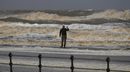 Човек снима бурното море в Ню Брайтън, Северна Англия.