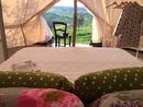 Разполага с луксозни просторни палатки и с малки къщи. А почивката предвижда мързелуване сред маслинови и смокинови дръвчета и лозя, работа (по желание) във фермата и наслада от добра храна и качествено местно вино.<br /><br />Работи от началото на май до края на септември, а наемът за седмица е 600 евро за палатка за двама и 800 евро за семейна палатка с добавени легла.<br /><br /><em>Снимката е от <a href="https://www.facebook.com/pg/thelazyolive/photos/?ref=page_internal" target="_blank">страницата на комплекса във "Фейсбук"</a></em>