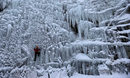 Човек изкачва замръзнал водопад в град Либерец, Чехия.