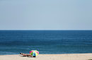 Туристи се наслаждават на времето на плажа Хосе Игнасио Брава, в близост до луксозния курорт Пунта дел Есте, Уругвай.