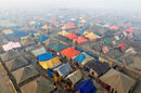 Палатковият лагер, построен за посетителите на хинду фестивала Маг Мела в Аллахабад, Индия.