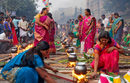 Вярващи приготвят храна от ориз, която да поднесат на хиндуисткия бог на слънцето по време на фестивала "Понгай" в Мумбай, Индия.
