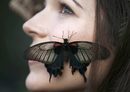 Пеперуда е кацнала на модел по време на откриването на изложение за пеперуди в Уисли, Великобритания.