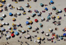 Топъл летен ден на плаж в Рио де Жанейро, Бразилия.