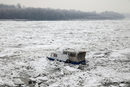 Малка лодка е заклещена от замръзналата река Дунав в Белград, Сърбия.