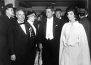 Джон и Жаклин Кенеди пристигат на Inauguration Ball през януари 1961 г.