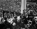Президентът Уорън Хардинг приветства множеството през 1921 г. В тази церемония за пръв път е участвал и автомобил, който да вози двамата президенти до Капитолия.