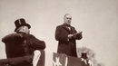 Уилям Маккинли полага клетва пред отиващия си президент Гроувър Кливланд през 1897 г.