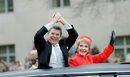 Роналд и Нанси Рейгън поздравяват събралите се да ги приветстват от лимузината си по време на тържествения парад през 1981 г.