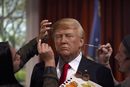 Асистенти довършват финалните щрихи на косата и грима на восъчната фигура новоизбрания президент на САЩ Доналд Тръмп в музея "Мадам Тюсо" в Лондон, Великобритания.