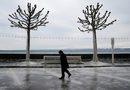 Студеното и ветровито време вледени бреговете на Женевското езеро.