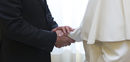 Ръкостискане с Папата по време на посещение във Ватикана