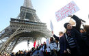 Инициативата за протеста започна още през ноември, с публикация във "Фейсбук". Постепенно движението набра скорост и обхвана и много повече места. Участничките в женските маршове по света призоваха всеки, който подкрепя каузата за равни права между хората, днес да се облекат в розово.<br /><br /><em>Париж, Франция</em>