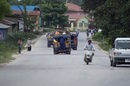 Животът е организиран около основните пътища на острова. Автобусът, скутерът и колелото са най-разпространените превозни средства.