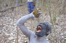 Местен жител демонстрира по време на пешеходна обиколка в резервата как в някои части на Танзания населението оцелява в джунглата – като изтисква водата от слонските изпражнения.