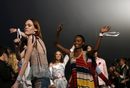 В навечерието на нюйоркската седмица на модата актуалният топмодел Джиджи Хадид и дизайнерът Томи Хилфигър привлякоха погледите в другия край на САЩ с нощна разходка на Венис Бийч, Калифорния.
