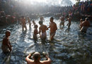Вярващи се къпят във водите на река Ханумате в последния ден от религиозния фестивал Swasthani Brata Katha в Бактапур, Непал.