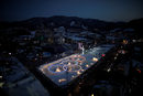 Ледени скулптури във формата на олимпийските кръгове са осветени близо до мястото, където ще се проведат Зимните олимпийски игри през 2018 г. В Пьонгчанг, Южна Корея.