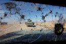През прозореца на бронирана кола, която навлиза в южните части на иракския град Мосул.