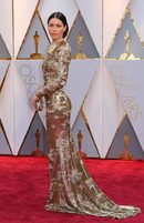 Актрисата Джесика Бийл впечатли със златисто-медена рокля с мъниста, допълнена от африканска огърлица на "Тифани".